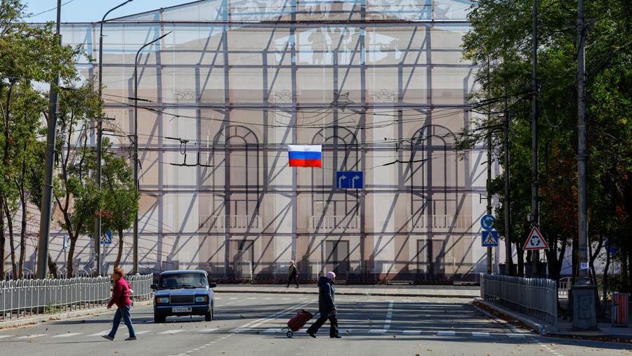 Bendera negara Rusia berkibar di atas jalan pada hari ketiga referendum tentang bergabungnya Republik Rakyat Donetsk (DPR) ke Rusia, di Mariupol, Ukraina, Minggu (25/9/2022). (REUTERS/Alexander Ermochenko)