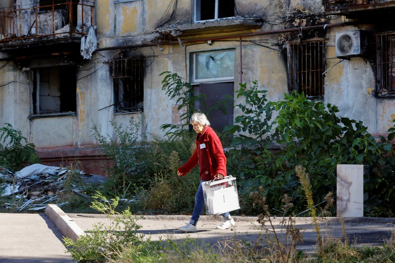 Pemungutan suara referendum tentang bergabungnya Republik Rakyat Donetsk (DPR) ke Rusia, di Mariupol, Ukraina Penduduk lokal Valentina (90) menunggu sebelum menerima surat suara dari anggota komisi pemilihan, yang mengunjungi apartemen dengan kotak suara dan dokumen pada hari ketiga referendum tentang bergabungnya Republik Rakyat Donetsk (DPR) yang memproklamirkan diri ke Rusia, di Mariupol, Ukraina, Minggu (25/9/2022). (REUTERS/Alexander Ermochenko)