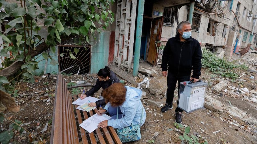 Penduduk lokal Valentina (90) menunggu sebelum menerima surat suara dari anggota komisi pemilihan, yang mengunjungi apartemen dengan kotak suara dan dokumen pada hari ketiga referendum tentang bergabungnya Republik Rakyat Donetsk (DPR) yang memproklamirkan diri ke Rusia, di Mariupol, Ukraina, Minggu (25/9/2022). (REUTERS/Alexander Ermochenko)