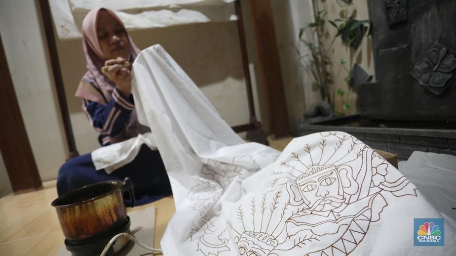 Pengrajin melakukan pencantingan saat proses pembuatan batik tulis di Batik Betawi Terogong, Cilandak, Jakarta, Senin (19/9/2022). Motif ondel-ondel pada batik Betawi Terogong menjadi yang paling banyak diminati konsumen baik lokal maupun mancanegara karena motif ini menampilkan identitas kental budaya Betawi. (CNBC Indonesia/ Andrean Kristianto)