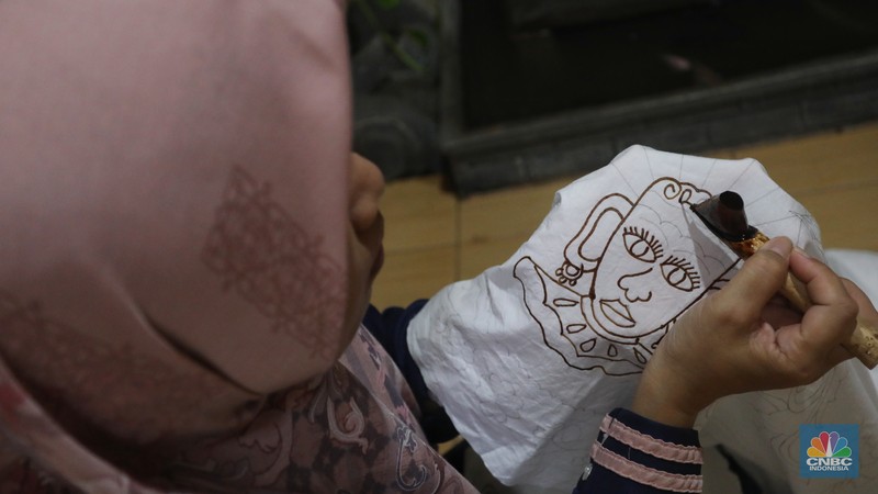 Pencantingan Batik Betawi Pengrajin melakukan pencantingan saat proses pembuatan batik tulis di Batik Betawi Terogong, Cilandak, Jakarta, Senin (19/9/2022). Motif ondel-ondel pada batik Betawi Terogong menjadi yang paling banyak diminati konsumen baik lokal maupun mancanegara karena motif ini menampilkan identitas kental budaya Betawi. (CNBC Indonesia/ Andrean Kristianto)