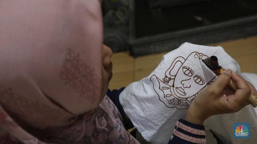 Pengrajin melakukan pencantingan saat proses pembuatan batik tulis di Batik Betawi Terogong, Cilandak, Jakarta, Senin (19/9/2022). Motif ondel-ondel pada batik Betawi Terogong menjadi yang paling banyak diminati konsumen baik lokal maupun mancanegara karena motif ini menampilkan identitas kental budaya Betawi. (CNBC Indonesia/ Andrean Kristianto)