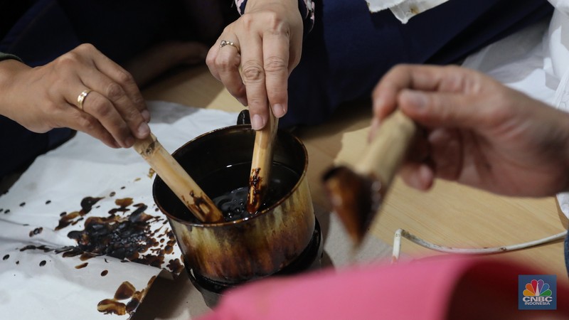 Pengrajin melakukan pencantingan saat proses pembuatan batik tulis di Batik Betawi Terogong, Cilandak, Jakarta, Senin (19/9/2022). Motif ondel-ondel pada batik Betawi Terogong menjadi yang paling banyak diminati konsumen baik lokal maupun mancanegara karena motif ini menampilkan identitas kental budaya Betawi. (CNBC Indonesia/ Andrean Kristianto)