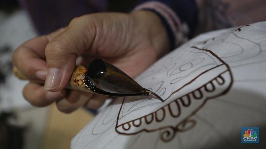 Pengrajin melakukan pencantingan saat proses pembuatan batik tulis di Batik Betawi Terogong, Cilandak, Jakarta, Senin (19/9/2022). Motif ondel-ondel pada batik Betawi Terogong menjadi yang paling banyak diminati konsumen baik lokal maupun mancanegara karena motif ini menampilkan identitas kental budaya Betawi. (CNBC Indonesia/ Andrean Kristianto)