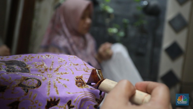 Pengrajin melakukan pencantingan saat proses pembuatan batik tulis di Batik Betawi Terogong, Cilandak, Jakarta, Senin (19/9/2022). Motif ondel-ondel pada batik Betawi Terogong menjadi yang paling banyak diminati konsumen baik lokal maupun mancanegara karena motif ini menampilkan identitas kental budaya Betawi. (CNBC Indonesia/ Andrean Kristianto)