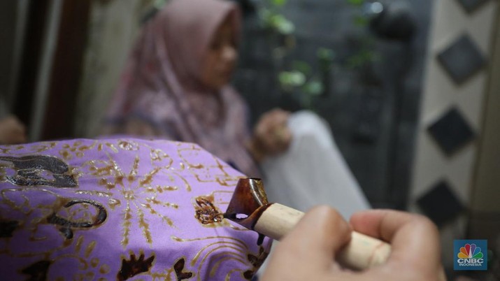 Pencantingan Batik Betawi Pengrajin melakukan pencantingan saat proses pembuatan batik tulis di Batik Betawi Terogong, Cilandak, Jakarta, Senin (19/9/2022). Motif ondel-ondel pada batik Betawi Terogong menjadi yang paling banyak diminati konsumen baik lokal maupun mancanegara karena motif ini menampilkan identitas kental budaya Betawi. (CNBC Indonesia/ Andrean Kristianto)