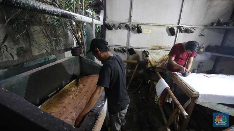 Pencantingan Batik Betawi Pengrajin melakukan pencantingan saat proses pembuatan batik tulis di Batik Betawi Terogong, Cilandak, Jakarta, Senin (19/9/2022). Motif ondel-ondel pada batik Betawi Terogong menjadi yang paling banyak diminati konsumen baik lokal maupun mancanegara karena motif ini menampilkan identitas kental budaya Betawi. (CNBC Indonesia/ Andrean Kristianto)