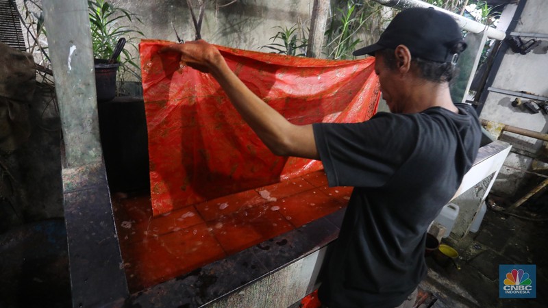 Pencantingan Batik Betawi Pengrajin melakukan pencantingan saat proses pembuatan batik tulis di Batik Betawi Terogong, Cilandak, Jakarta, Senin (19/9/2022). Motif ondel-ondel pada batik Betawi Terogong menjadi yang paling banyak diminati konsumen baik lokal maupun mancanegara karena motif ini menampilkan identitas kental budaya Betawi. (CNBC Indonesia/ Andrean Kristianto)