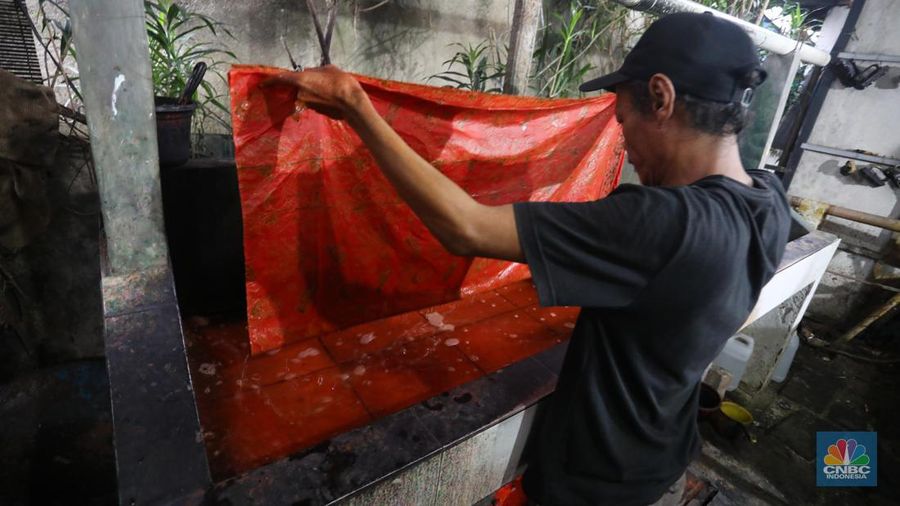 Pengrajin melakukan pencantingan saat proses pembuatan batik tulis di Batik Betawi Terogong, Cilandak, Jakarta, Senin (19/9/2022). Motif ondel-ondel pada batik Betawi Terogong menjadi yang paling banyak diminati konsumen baik lokal maupun mancanegara karena motif ini menampilkan identitas kental budaya Betawi. (CNBC Indonesia/ Andrean Kristianto)