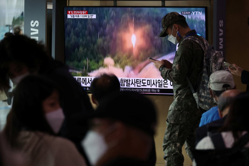 Kapal induk Angkatan Laut AS USS Ronald Reagan berlabuh di sebuah pelabuhan di Busan, Korea Selatan Kapal induk Angkatan Laut AS USS Ronald Reagan berlabuh di sebuah pelabuhan di Busan, Korea Selatan, Jumat (23/9/2022). (REUTERS/Daewoung Kim)