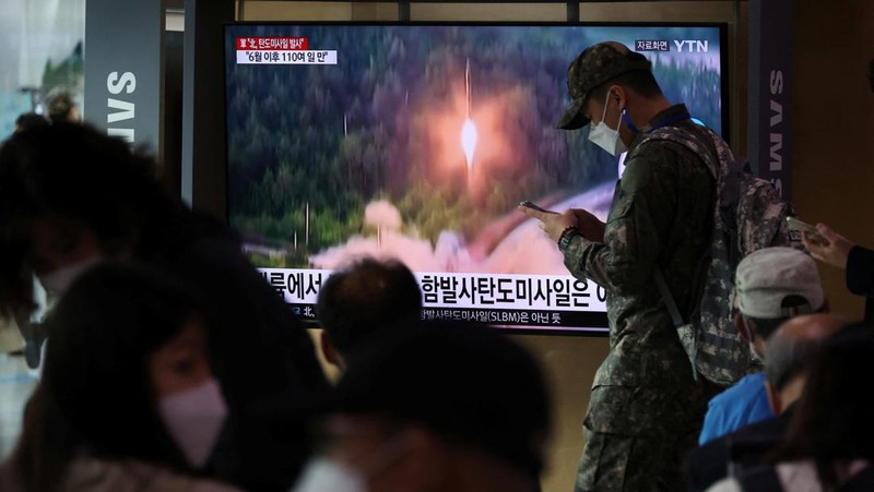 Kapal induk Angkatan Laut AS USS Ronald Reagan berlabuh di sebuah pelabuhan di Busan, Korea Selatan, Jumat (23/9/2022). (REUTERS/Daewoung Kim)