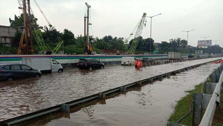 Banjir di KM.08 Tol BSD, 23 September 2022. (Dok: Twitter @NTMCLantasPolri)