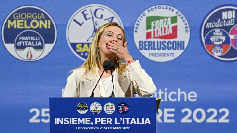 Leader of Brothers of Italy Giorgia Meloni holds a sign at the party's election night headquarters, in Rome, Italy September 26, 2022. REUTERS/Guglielmo Mangiapane     TPX IMAGES OF THE DAY