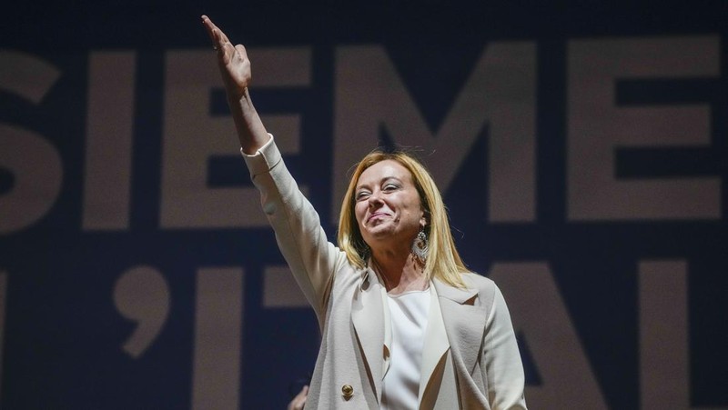 Leader of Brothers of Italy Giorgia Meloni holds a sign at the party's election night headquarters, in Rome, Italy September 26, 2022. REUTERS/Guglielmo Mangiapane     TPX IMAGES OF THE DAY