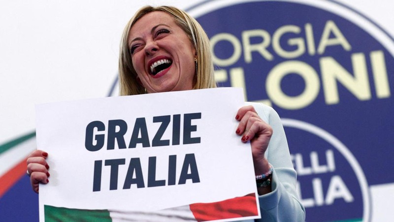 Leader of Brothers of Italy Giorgia Meloni holds a sign at the party's election night headquarters, in Rome, Italy September 26, 2022. REUTERS/Guglielmo Mangiapane     TPX IMAGES OF THE DAY