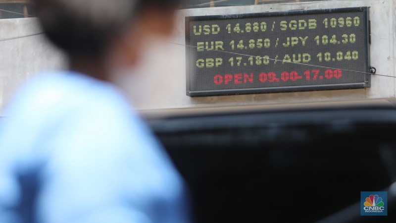 Petugas menhitung uang asing di penukaran uang DolarAsia, Blok M, Jakarta, Senin, (26/9/2022). (CNBC Indonesia/ Muhammad Sabki)