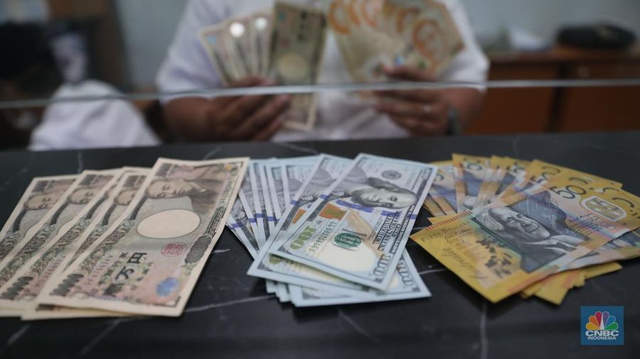 Petugas menhitung uang asing di penukaran uang DolarAsia, Blok M, Jakarta, Senin, (26/9/2022). (CNBC Indonesia/ Muhammad Sabki)