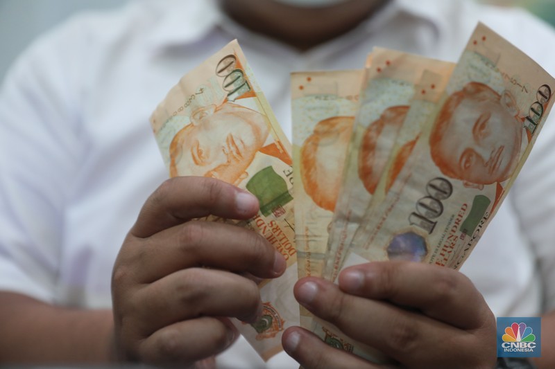 Petugas menhitung uang asing di penukaran uang DolarAsia, Blok M, Jakarta, Senin, (26/9/2022). (CNBC Indonesia/ Muhammad Sabki)