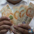 Petugas menhitung uang asing di penukaran uang DolarAsia, Blok M, Jakarta, Senin, (26/9/2022). (CNBC Indonesia/ Muhammad Sabki)