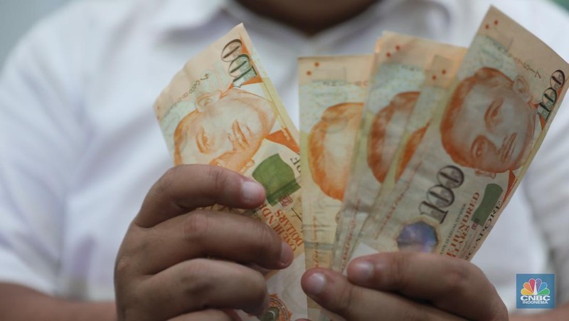 Petugas menhitung uang asing di penukaran uang DolarAsia, Blok M, Jakarta, Senin, (26/9/2022). (CNBC Indonesia/ Muhammad Sabki)