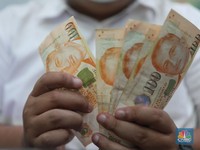 Petugas menhitung uang asing di penukaran uang DolarAsia, Blok M, Jakarta, Senin, (26/9/2022). (CNBC Indonesia/ Muhammad Sabki)