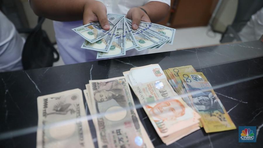 Petugas menhitung uang asing di penukaran uang DolarAsia, Blok M, Jakarta, Senin, (26/9/2022). (վ/ Muhammad Sabki)