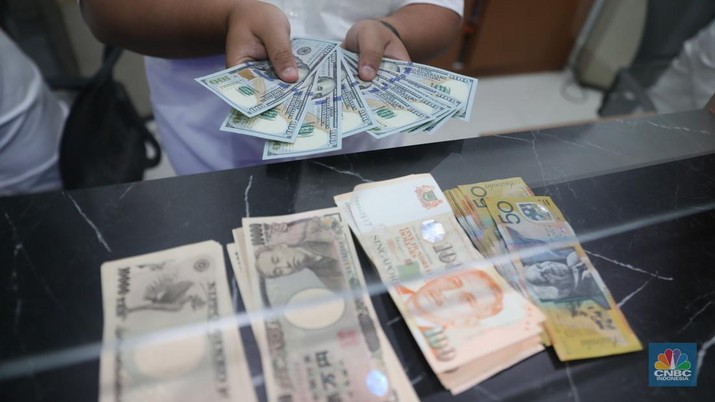 Petugas menhitung uang asing di penukaran uang DolarAsia, Blok M, Jakarta, Senin, (26/9/2022). (CNBC Indonesia/ Muhammad Sabki)
