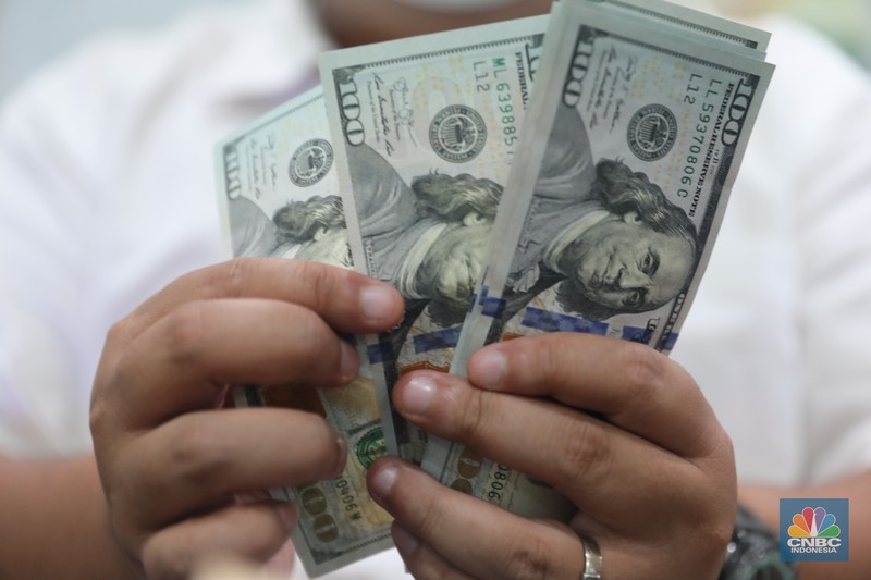 Petugas menhitung uang asing di penukaran uang DolarAsia, Blok M, Jakarta, Senin, (26/9/2022). (CNBC Indonesia/ Muhammad Sabki)