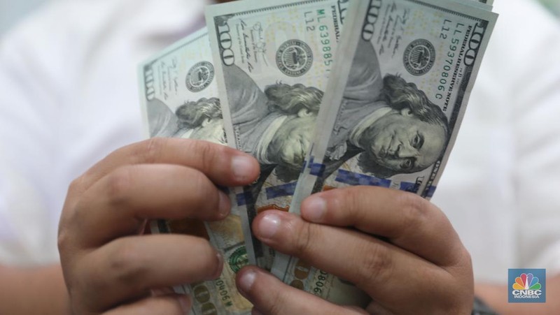 Petugas menhitung uang asing di penukaran uang DolarAsia, Blok M, Jakarta, Senin, (26/9/2022). (CNBC Indonesia/ Muhammad Sabki)