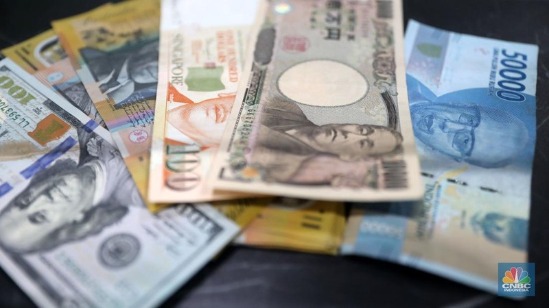 Petugas menhitung uang asing di penukaran uang DolarAsia, Blok M, Jakarta, Senin, (26/9/2022). (CNBC Indonesia/ Muhammad Sabki)