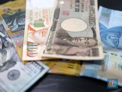 Petugas menhitung uang asing di penukaran uang DolarAsia, Blok M, Jakarta, Senin, (26/9/2022). (CNBC Indonesia/ Muhammad Sabki)