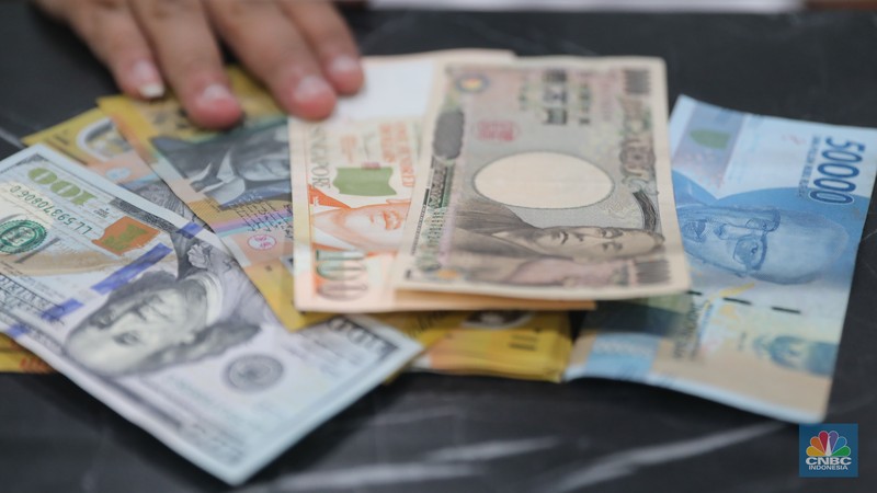 Money Changer Petugas menhitung uang asing di penukaran uang DolarAsia, Blok M, Jakarta, Senin, (26/9/2022). (CNBC Indonesia/ Muhammad Sabki)