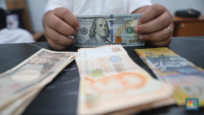 Money Changer Petugas menhitung uang asing di penukaran uang DolarAsia, Blok M, Jakarta, Senin, (26/9/2022). (CNBC Indonesia/ Muhammad Sabki)