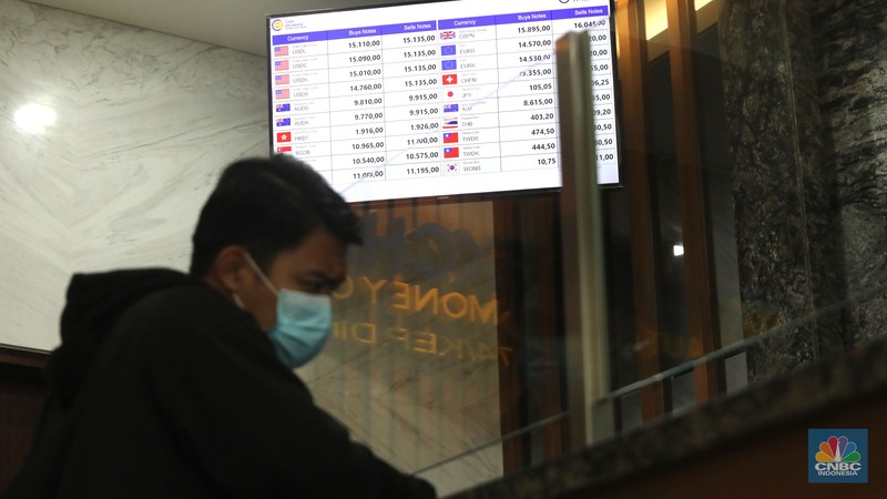 Petugas menhitung uang asing di penukaran uang DolarAsia, Blok M, Jakarta, Senin, (26/9/2022). (CNBC Indonesia/ Muhammad Sabki)