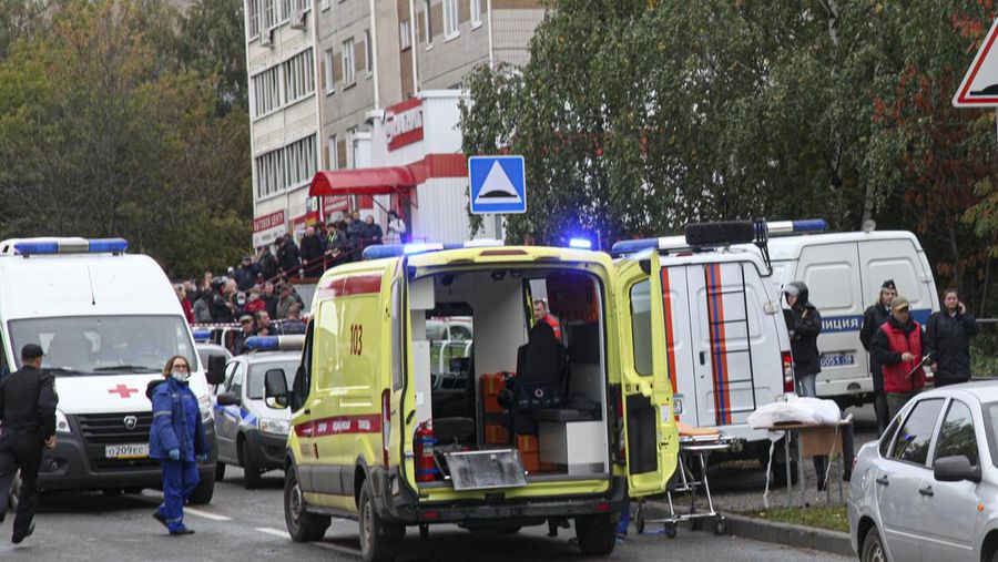 Polisi dan paramedis bekerja di lokasi penembakan di sekolah No. 88 di Izhevsk, Rusia, Senin (26/9/2022). Seorang pria bersenjata melakukan penembakan yang menewaskan 13 orang dan melukai 21 lainnya di sebuah sekolah di Rusia tengah. (AP Photo)