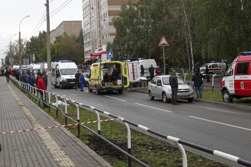 Polisi dan paramedis bekerja di lokasi penembakan di sekolah No. 88 di Izhevsk, Rusia, Senin (26/9/2022). Seorang pria bersenjata melakukan penembakan yang menewaskan 13 orang dan melukai 21 lainnya di sebuah sekolah di Rusia tengah. (AP Photo)