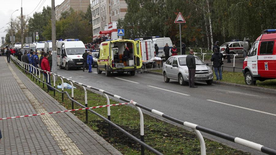 Polisi dan paramedis bekerja di lokasi penembakan di sekolah No. 88 di Izhevsk, Rusia, Senin (26/9/2022). Seorang pria bersenjata melakukan penembakan yang menewaskan 13 orang dan melukai 21 lainnya di sebuah sekolah di Rusia tengah. (AP Photo)
