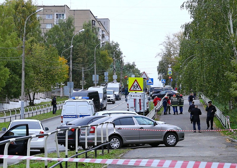 Polisi dan paramedis bekerja di lokasi penembakan di sekolah No. 88 di Izhevsk, Rusia, Senin (26/9/2022). Seorang pria bersenjata melakukan penembakan yang menewaskan 13 orang dan melukai 21 lainnya di sebuah sekolah di Rusia tengah. (AP Photo)
