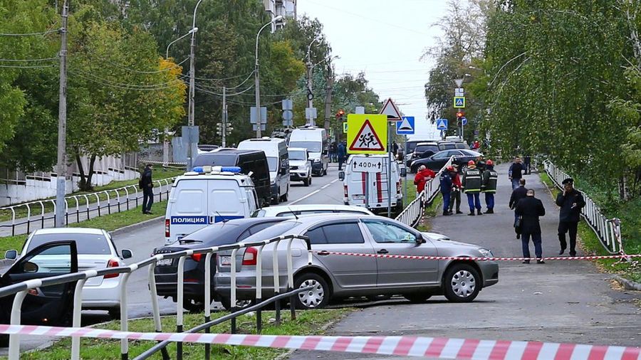 Polisi dan paramedis bekerja di lokasi penembakan di sekolah No. 88 di Izhevsk, Rusia, Senin (26/9/2022). Seorang pria bersenjata melakukan penembakan yang menewaskan 13 orang dan melukai 21 lainnya di sebuah sekolah di Rusia tengah. (AP Photo)