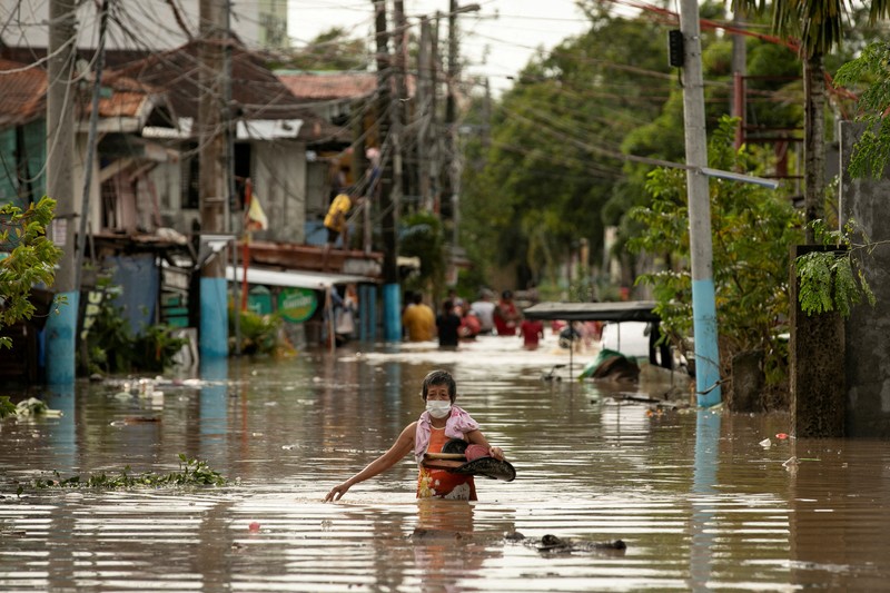 Foto udara banjir usai Topan Super Noru menerjang kawasan San Miguel, provinsi Bulacan, Filipina, Senin (26/9/2022) Topan Noru ini telah diklasifikasikan sebagai topan kategori 3 setelah kecepatan angin itu meningkat menjadi 185 km per jam dari 120 kpj pada Sabtu malam. (REUTERS/Adrian Portugal)