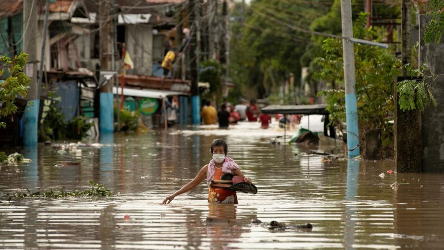 Foto udara banjir usai Topan Super Noru menerjang kawasan San Miguel, provinsi Bulacan, Filipina, Senin (26/9/2022) Topan Noru ini telah diklasifikasikan sebagai topan kategori 3 setelah kecepatan angin itu meningkat menjadi 185 km per jam dari 120 kpj pada Sabtu malam. (REUTERS/Adrian Portugal)