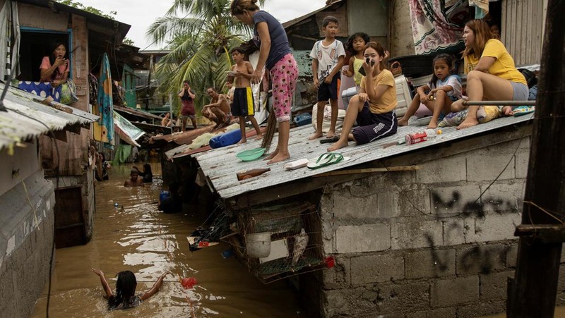 Foto udara banjir usai Topan Super Noru menerjang kawasan San Miguel, provinsi Bulacan, Filipina, Senin (26/9/2022) Topan Noru ini telah diklasifikasikan sebagai topan kategori 3 setelah kecepatan angin itu meningkat menjadi 185 km per jam dari 120 kpj pada Sabtu malam. (REUTERS/Adrian Portugal)