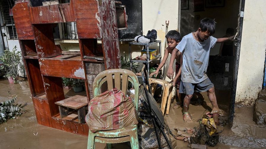 Foto udara banjir usai Topan Super Noru menerjang kawasan San Miguel, provinsi Bulacan, Filipina, Senin (26/9/2022) Topan Noru ini telah diklasifikasikan sebagai topan kategori 3 setelah kecepatan angin itu meningkat menjadi 185 km per jam dari 120 kpj pada Sabtu malam. (REUTERS/Adrian Portugal)