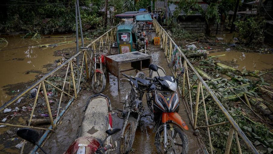Foto udara banjir usai Topan Super Noru menerjang kawasan San Miguel, provinsi Bulacan, Filipina, Senin (26/9/2022) Topan Noru ini telah diklasifikasikan sebagai topan kategori 3 setelah kecepatan angin itu meningkat menjadi 185 km per jam dari 120 kpj pada Sabtu malam. (REUTERS/Adrian Portugal)