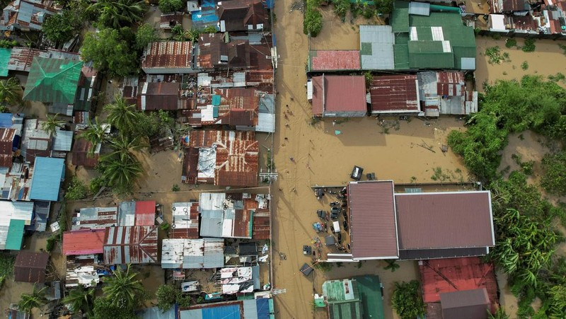 Foto udara banjir usai Topan Super Noru menerjang kawasan San Miguel, provinsi Bulacan, Filipina, Senin (26/9/2022) Topan Noru ini telah diklasifikasikan sebagai topan kategori 3 setelah kecepatan angin itu meningkat menjadi 185 km per jam dari 120 kpj pada Sabtu malam. (REUTERS/Adrian Portugal)