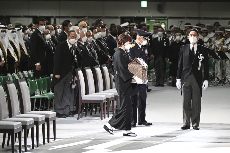 Abu Mantan Perdana Menteri Jepang Shinzo Abe Saat Pemakaman Kenegaraan Istri mantan Perdana Menteri Jepang Shinzo Abe, Akie membawa abu suaminya saat tiba untuk memulai pemakaman kenegaraannya di Nippon Budokan di Tokyo, Jepang, Selasa (27/9/2022). Pemerintah Jepang menghabiskan biaya sebesar 1,65 miliar Yen (Rp 173 miliar) untuk pemakaman kenegaraan Abe, yang mencakup 800 juta Yen (Rp 83,9 miliar) untuk keamanan dan 600 juta Yen (Rp 62,9 miliar) untuk menjamu delegasi asing. (Philip Fong/Pool Photo via AP)