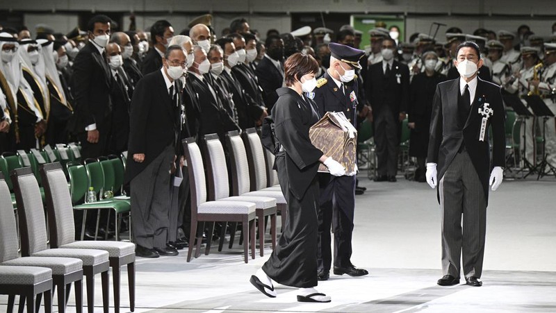 Istri mantan Perdana Menteri Jepang Shinzo Abe, Akie membawa abu suaminya saat tiba untuk memulai pemakaman kenegaraannya di Nippon Budokan di Tokyo, Jepang, Selasa (27/9/2022). Pemerintah Jepang menghabiskan biaya sebesar 1,65 miliar Yen (Rp 173 miliar) untuk pemakaman kenegaraan Abe, yang mencakup 800 juta Yen (Rp 83,9 miliar) untuk keamanan dan 600 juta Yen (Rp 62,9 miliar) untuk menjamu delegasi asing.  (Philip Fong/Pool Photo via AP)