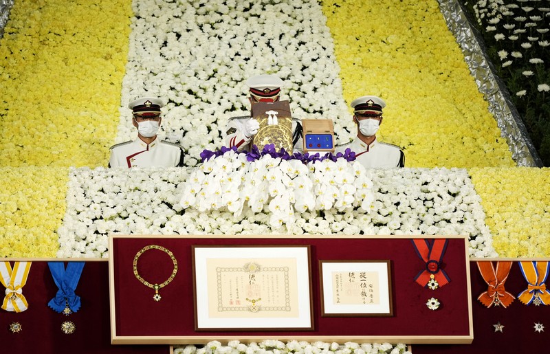 Abu Mantan Perdana Menteri Jepang Shinzo Abe Saat Pemakaman Kenegaraan Istri mantan Perdana Menteri Jepang Shinzo Abe, Akie membawa abu suaminya saat tiba untuk memulai pemakaman kenegaraannya di Nippon Budokan di Tokyo, Jepang, Selasa (27/9/2022). Pemerintah Jepang menghabiskan biaya sebesar 1,65 miliar Yen (Rp 173 miliar) untuk pemakaman kenegaraan Abe, yang mencakup 800 juta Yen (Rp 83,9 miliar) untuk keamanan dan 600 juta Yen (Rp 62,9 miliar) untuk menjamu delegasi asing. (Philip Fong/Pool Photo via AP)