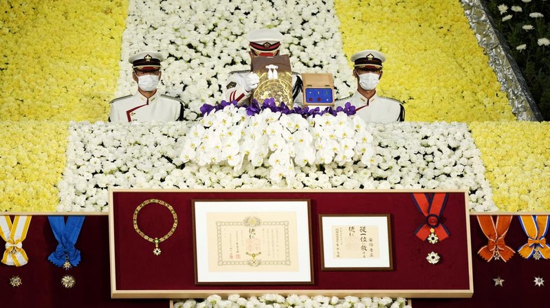 Istri mantan Perdana Menteri Jepang Shinzo Abe, Akie membawa abu suaminya saat tiba untuk memulai pemakaman kenegaraannya di Nippon Budokan di Tokyo, Jepang, Selasa (27/9/2022). Pemerintah Jepang menghabiskan biaya sebesar 1,65 miliar Yen (Rp 173 miliar) untuk pemakaman kenegaraan Abe, yang mencakup 800 juta Yen (Rp 83,9 miliar) untuk keamanan dan 600 juta Yen (Rp 62,9 miliar) untuk menjamu delegasi asing.  (Philip Fong/Pool Photo via AP)