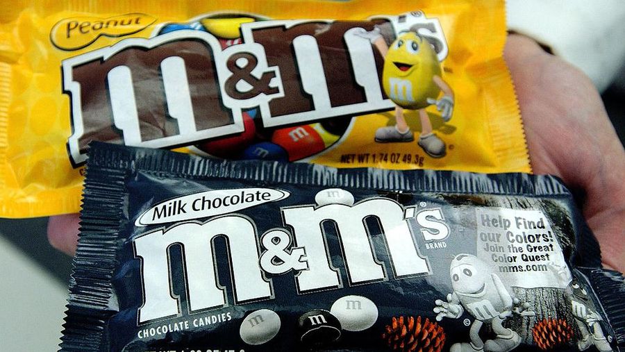 Cokelat M&M's.